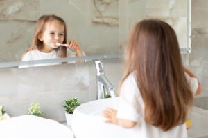À quel âge adapter la salle de bain au style Montessori ?