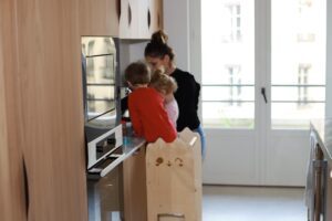 À quel âge introduire le tour d'observation Montessori ?