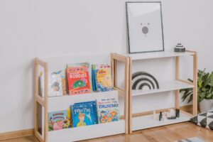 Comment choisir votre meuble support pour cartes géographiques Montessori ?