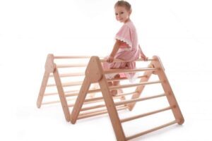 Pourquoi choisir un triangle de Pikler français pour l'éveil de votre enfant ?