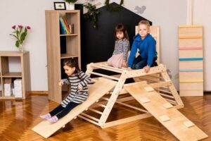 Quel est le meilleur triangle de Pikler pour grandir autrement ?