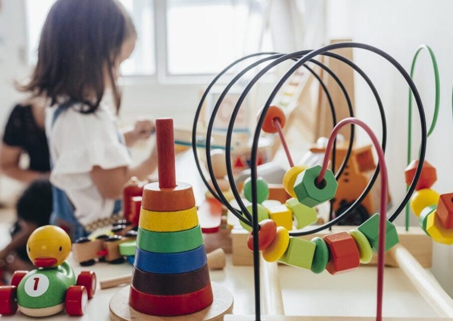 Comment choisir une table d'activité Aubert pour votre enfant ?