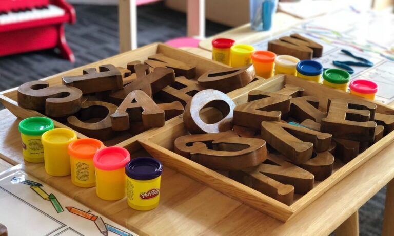 Comment intégrer la table d'activité Play Doh à la méthode Montessori ?