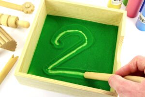 Comment intégrer une table d'activité avec sable à la pédagogie Montessori?