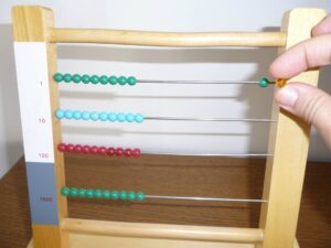 Comment utiliser un boulier sur la table d'activités Montessori ?