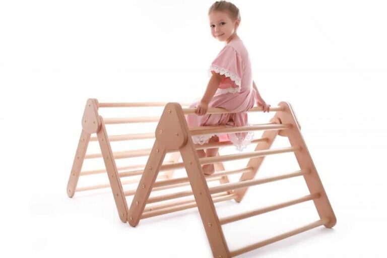 Pourquoi choisir un triangle de Pikler français pour l'éveil de votre enfant ?
