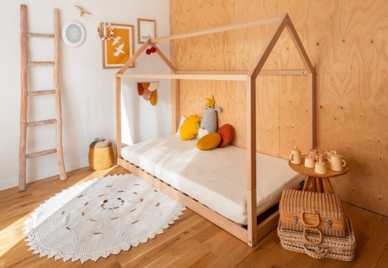 Quelle essence de bois choisir pour un lit cabane Montessori ?