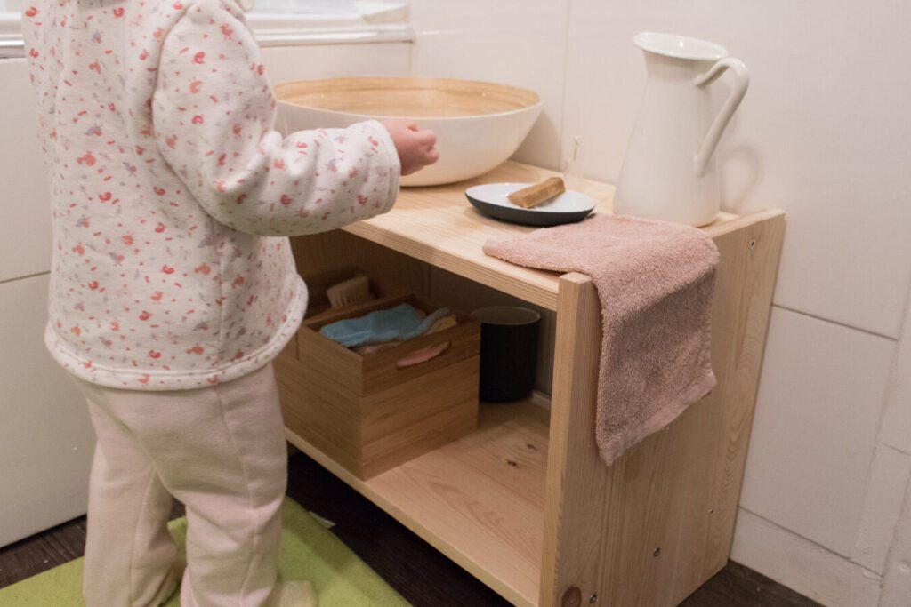 Quelle hauteur pour un meuble de salle de bain Montessori ?