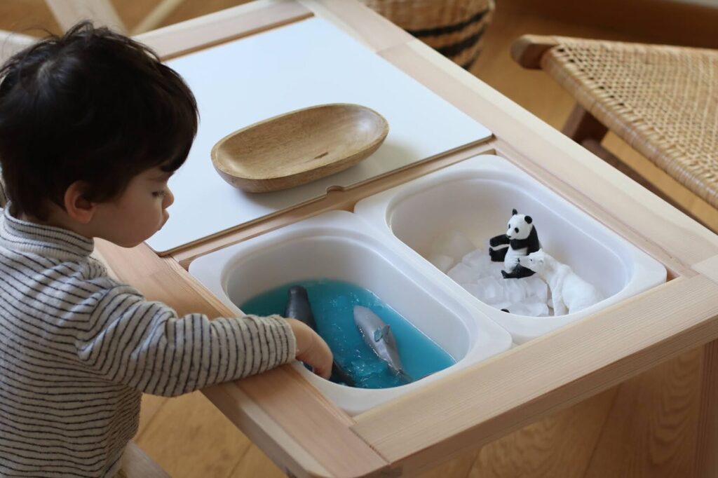 Table d'activités d'eau Montessori : comment la préparer ?