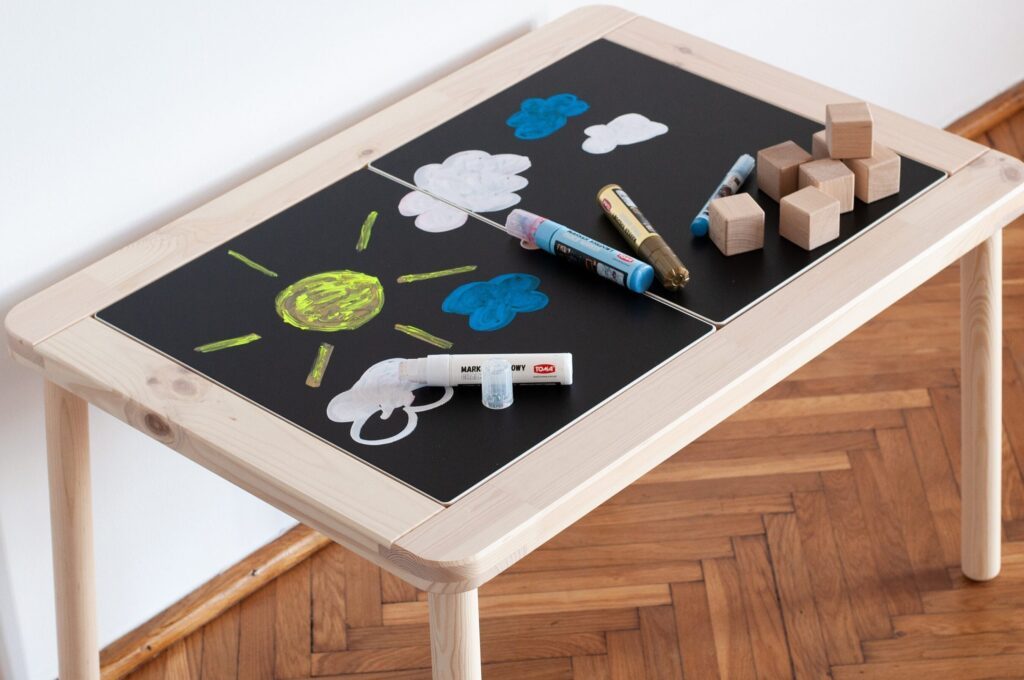 Transformer une table IKEA en station d'activités Montessori